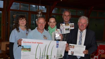 Bild: exb
Martina Kayser, Vorsitzender Andreas Baierl, Stefanie Sperrer, Horst Fuchs und Hans Forster (von links) präsentieren den neuen Flyer des Stadtbad-Fördervereins und einen Plan des neuen Klettergeräts, das demnächst aufgestellt wird.