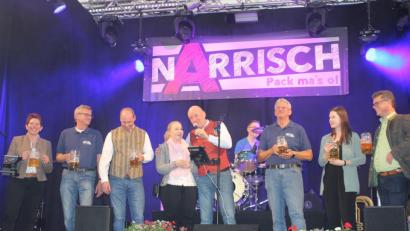 Bild: pko
Auch wenn es draußen schüttete wie aus Kübeln: Auf der Bühne im Festzelt war’s trocken und die Volksfest-Organisatoren um Bürgermeister Martin Birner (rechts) ließen sich die erste Mass schmecken.