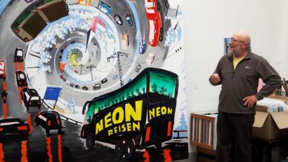 Bild: ilt
Der Künstler Peter Angermann stellt sein Werk "Spirale" vor.