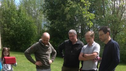 Bild: jzk
Dr. Florian Hage (rechts) erklärt den Lehrern Christian Beck und Thomas Seitz sowie Hausmeister Marco Kiele (von links), was bei der Betreuung des Bienenvolkes zu beachten ist.