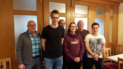 Bild: eib
Drei neue Übungsleiter verstärken das Ausbilderteam des WSV: Andrea Spichtinger (Mitte) wird eingerahmt von Bastian Riedl (rechts) und Philipp Zilk (links). Zur erfolgreichen Ausbildung gratulierte das Vorstandsteam (hinten, von links) mit Sepp Zwick, Herbert Killer und Helmut Kiesl.