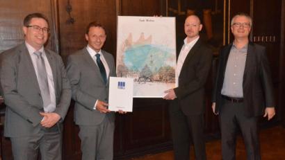 Bild: Kunz
Freuen sich über eine gelungene Lithographie (von links): Florian Socher, Jens Meyer, Stefan Scheugenpflug und Hansjörg Kutterer, Bundesvorsitzender der Gesellschaft für Geodäsie, Geoinformation und Landmanagement.