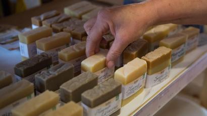 Bild: Swen Pförtner/dpa
Seife - auch zum Haarewaschen? Lucia Seebauer testet festes Shampoo.