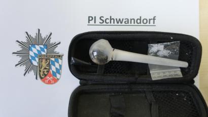 Bild: exb/Polizei
Diese Crackpfeife und ein Tütchen mit Drogen stellte die Schwandorfer Polizei sicher.