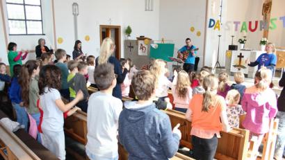 Bild: heb
Zu einem tollen Erfolgt wurde auch heuer die Kinderbibelwoche, die in den Gemeinderäumen der Erlöserkirche stattfand. Daniel Unger von der KEB Chemnitz begeisterte mit seinem aktiven Mitmachprogramm die Kinder.