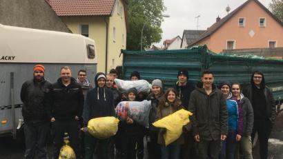 Bild: edo
Mitglieder der KLJB ziehen durch Oberbibrach und Münchsreuth, um alte Kleidung und Papier für den guten Zweck einzusammeln.