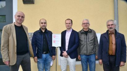 Bild: bey
Integrationslotse Wolfgang Klink (links) stellt Sozialpädagogen Shakhob Akramov (Zweiter von links) als Betreuer der neuen Beratungsstelle in Luhe vor. Karl-Heinz Preißer (von rechts), Gerhard Hero und Daniel Bronold (Dritter von rechts) freuen sich über die neue Anlaufstelle für Flüchtlinge und Spätaussiedler.