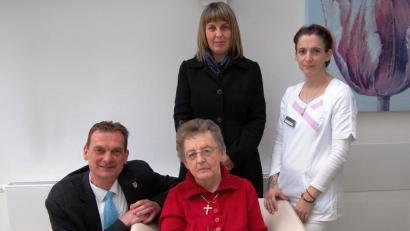 Bild: sm
Rosa Maria Wünsche feierte im Seniorenheim Löffler ihren 75. Geburtstag. Unter anderen gratulierte auch Bürgermeister Ernst Schicketanz.