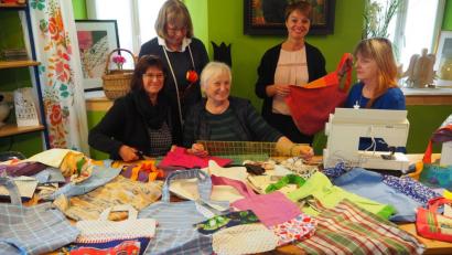 Bild: bl
Marita Hausknecht, Cornelia Schäfer Resi Eichinger, Carola Reul und Maria Ostler-Scharl (von links) sowie Anja Paulus (nicht im Bild) nähen Einkaufstaschen, die schon bald in den Pfreimder Läden zirkulieren sollen - kostenlos oder gegen ein paar Cents.