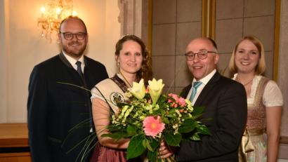 Bild: bey
Kreisvorsitzender Albert Nickl überreicht der neuen Holunderkönigin Sandra I. eine bunten Willkommensgruß. Über die neue Regentin freuen sich auch Landrat Andreas Meier und Vorgängerin Jana.