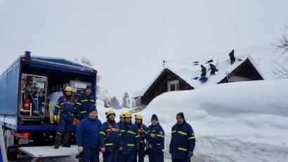 Bild: bgl
Nicht nur in die Region Oberviechtach rücken die THW-Helfer in Notlagen aus, heuer im Januar waren sie im oberbayerischen Krün zur Bekämpfung der Schneemassen eingesetzt.