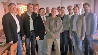 Bild: exb/Büro Flierl
Die Teilnehmer an dem Treffen tauschten sich über Kompensationsmaßnahmen für den Bau des Ostbayernrings aus.