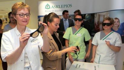Bild: Hirsch
Die Leitende Oberärztin der geriatrischen Abteilung der Asklepios-Klinik Burglengenfeld, Paula Loibl (links), und ihr Team testen die Brillen, die Altersschwäche simulieren.
