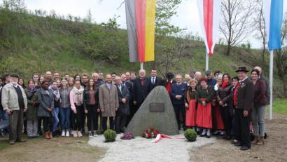 Bild: wro
Mit einem mahnenden Zeichen erinnert die Gemeinde Wiesau fortan an das Zugunglück vor 75 Jahren. Im Beisein zahlreicher Gäste wurde es am Freitagvormittag der Bestimmung übergeben.