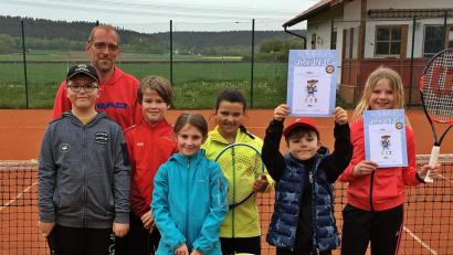 Bild: R. Kreuzer
Trainer Michael Arnold ehrt (von links) Hannes, Simon, Laura, Selina, Max und Lea.
