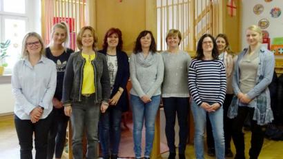 Bild: njn
Beim ersten Treffen der Erzieherinnen des Kunterbunt-Kindergartens und des Kindergartens Velka Hledsebe wurde bereits ein Programm ausgearbeitet. Auf dem Bild die Leiterin des städtischen Kindergartens Kunterbunt, Sabine Schöpf-Schreiber (links) , und Dolmetscherin Lenka Uschold (Dritte von links).
