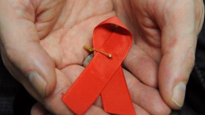 Symbolbild: Arne Dedert, dpa
Die rote Schleife, weltweit ein Symbol der Solidarität mit HIV-Infizierten und Aids-Kranken.