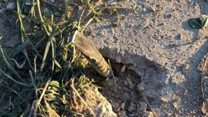 Bild: Alfons Eichenseer
Etwa zehn Zentimeter ragte die Baustahl-Stange aus dem Feldweg. Der Täter, der sie hier versenkt hat, hatte sie oben noch angespitzt und sie dann mit Gras abgedeckt.