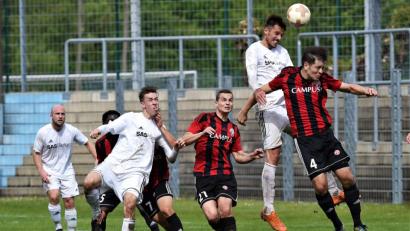 Bild: Büttner, Gerhard
Beim 1:2 gegen den Meister und Bayernligaaufsteiger SV Donaustauf war die SpVgg SV Weiden vor Wochenfrist nicht nur bei den Kopfballduellen auf Augenhöhe. Nun geht es für die Weidener zum Saisonabschluss zum Vizemeister ASV Cham, der über die Relegation Donaustauf in die Bayernliga nachfolgen will.