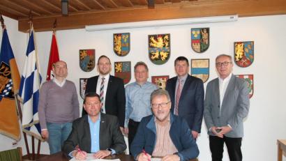 Bild: pi
Die Unterzeichnung der Verträge durch die Bürgermeister Rainer Rewitzer und Johann Maurer (sitzend, von links) verfolgen Geschäftsleiter Günter Gschwindler, Enrico Delfino, Günther Pichlmaier, Josef Markl und Josef Pilfusek hinten, von links).