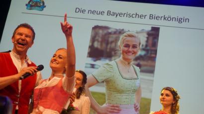 Bild: jut
Die neue bayerische Bierkönigin Veronika Ettstaller jubelt. Rechts daneben steht Marina Schicker aus Waldsassen, sie wurde Dritte bei der Wahl im Löwenbräukeller in München.