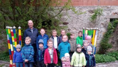 Bild: exb
OGV-Vorsitzender Michael Ebenhöch (hinten links) bastelte mit den Wildenauer Kindern bunte Gartendekoration.