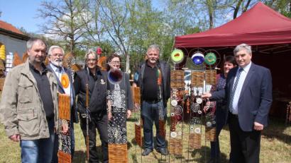 Bild: frd
Auch MdB Karl Holmeier (rechts) kam zur Gartenausstellung nach Nottersdorf. Er dankte Sonja Götz (Dritte von links) und Konrad Schlagenhaufer (Fünfter von links) für ihre Initiative.