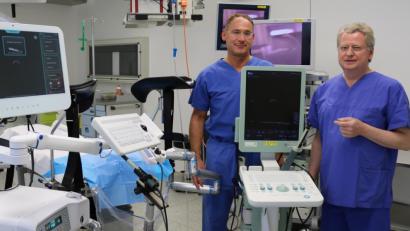 Bild: exb
Privatdozent Dr. Wolfgang Schafhauser (rechts), Chefarzt der Urologischen Klinik, und Dr. Alexander Kugler, Leitender Oberarzt, sind von der neuen Methode überzeugt.