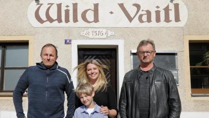 Bild: Wolfgang Steinbacher
Jörg Kroha, Stefanie Lenz (mit Sohn Paul) und Albert Wartha (von links) sind die neuen Wirte im Wild Vaitl.