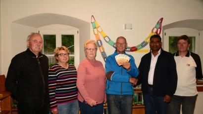 Bild: bey
Das Führungsteam der KAB mit Altbürgermeister Hans Schäfer (von links), Edeltraud Bergler, Karin Friedl, Vorsitzendem Karl Hegner überreicht an Pfarrer Pennoraj Thamarkkan eine Spende in Höhe von 500 Euro für den Bau eines Altenheimes in Indien durch den Verein "Zukunft in Würde". Über die Spendenbereitschaft freut sich auch Kreisvorsitzender Georg Schregelmann.