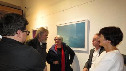 Bild: ubb
Nach dem offiziellen Teil der Vernissage wurde Jürgen Kleins Idee zum "Wolkenbaden" ebenso eingeehnd diskutiert wie Kunst im Allgemeinen.