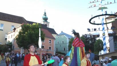 Bild: lg
Am 1. Juni beginnt die Festspielsaison in der Eisenbarth-Stadt. Die Gaukler und Stelzengänger tragen bei den Aufführungen zum barocken Flair auf dem Oberviechtacher Marktplatz bei.
