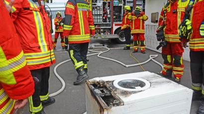 Bild: Gabi Schönberger
Eine brennende Waschmaschine sorgt am Freitag für einen Großeinsatz von Feuerwehr und Rettungskräften.
