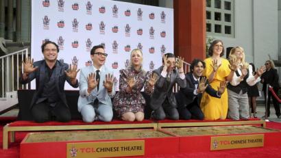 Bild: Willy Sanjuan
Sie haben Serien-Geschichte geschrieben: Johnny Galecki (l-r), Jim Parsons, Kaley Cuoco, Simon Helberg, Kunal Nayyar, Mayim Bialik und Melissa Rauch verewigen sich vor dem TCL Chinese Theater in Los Angeles. Foto: Willy Sanjuan/Invision