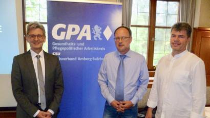 Bild: usc
GPA-Kreisvorsitzender Rainer M. Weis (Mitte) hatte mit Xaver Bayer (rechts) und Pfarrer Christoph Seidl (links) zwei kompetente Referenten zum Thema Organspende gewinnen können.