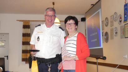 Bild: rn
Polizeioberkommissar Martin Behrendt gibt den Eschenbacher Frauen Tipps, wie sie sich gegen Trickbetrüger wehren können. Monika Stopfer vom Frauenbund dankt ihm im Namen der Vereinsmitglieder für sein Referat.