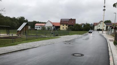 Bild: eig
Die ausgebaute Pirker Straße in Trebsau bekommt eine Tempo-30-Zone zwischen Spielplatz und Von-Preislinger-Straße. Dort gilt dann wie in jeder Tempo-30-Zone Rechts vor Links. Weil der Gemeinderat jedoch fürchtet, dass das nicht allgemein bekannt ist, wird auch noch ein entsprechendes Hinweisschild aufgestellt.
