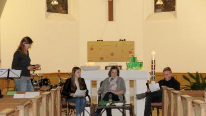 Bild: njn
In einem Anspiel nahmen Jugendliche das Thema "Glück" unter die Lupe.