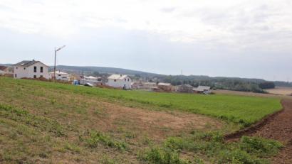 Bild: ral
Das neue Baugebiet West IV schließt unmittelbar an den Abschnitt III (links) an. Es kann nun erschlossen werden, der Gemeinderat hat die Satzung des Bebauungsplans gebilligt.