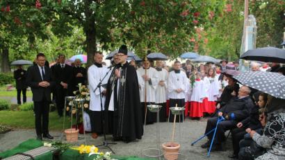 Bild: sne
Kaplan Daniel Stark leitete die Beisetzung vor zahlreichen Trauernden.