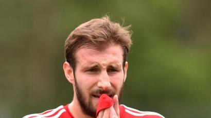 Bild: A. Schwarzmeier
Harte Nuss für den SV SV Etzenricht (im Bild Stürmer Johannes Pötzl): In der 1. Runde der Landesliga-Relegation treffen die Etzenrichter auf den Nachbarn SV Hahnbach.