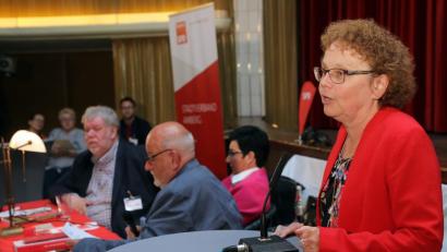Bild: Wolfgang Steinbacher
Bürgermeisterin Brigitte Netta erklärt bei der Nominierungskonferenz der SPD, dass sie in einer Kampfkandidatur um Platz 7 antritt. Am Tisch im Hintergrund die Stadtverbandsspitze (von links): Dieter Weiß, Martin Seibert und Birgit Fruth.