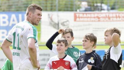 Bild: zg
Die Unterstützung der jungen Fans kann die DJK Gebenbach in der Regionalliga-Relegation gut gebrauchen.