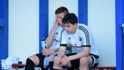 Bild: Schrems
Enttäuschung bei Tobias Heimerl (rechts) und Julian Wild: Der SV Steinmühle muss in die Abstiegsrelegation.