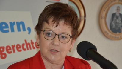 Bild: jr
Brigitte Scharf ist neue Vorsitzende der SPD im Landkreis Tirschenreuth. Die Rentnerin wurde am Samstag mit überwältigender Mehrheit gewählt und löst nach 17 Jahren den bisherigen Kreisvorsitzenden Rainer Fischer ab.