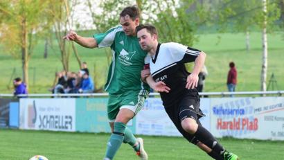 Bild: Schrems
In der Kreisklasse Stiftland entscheidet sich am letzten Spieltag, wer neben dem SV Leutendorf absteigt. Die beiden Kandidaten sind der SV Pechbrunn und die Sportfreunde Kondrau II, die beide auswärts antreten müssen. Das Bild zeigt den Kondrauer Stefan Bauer (rechts) im Spiel gegen Bärnau.