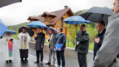 Bild: ds
Pfarrer Roland Klein und Diakonin Regina Reymann baten für die erneuerte Kreisstraße um Gottes Segen.