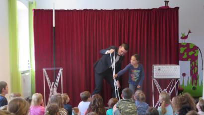 Bild: jzk
Der Seiltrick kam bei den Kindern sehr gut an.