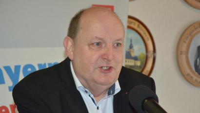 Bild: jr
17 Jahre lang stand Rainer Fischer an der Spitze des SPD-Kreisverbandes Tirschenreuth. Bei der Kreisversammlung wurde er dafür mit Ovationen gefeiert.