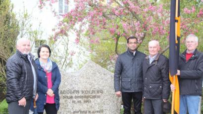 Bild: soj
Vor der Jahreshauptversammlung der Kolpingfamilie gedachten stellvertretender Vorsitzender Hubert Knott (von links), Vorsitzende Carolin Knott, Präses Pfarrer Pater Anish George, Ehrensenior Karl Eichhorn und Hans Enders am Kolpinggedenkstein der verstorbenen Mitglieder.